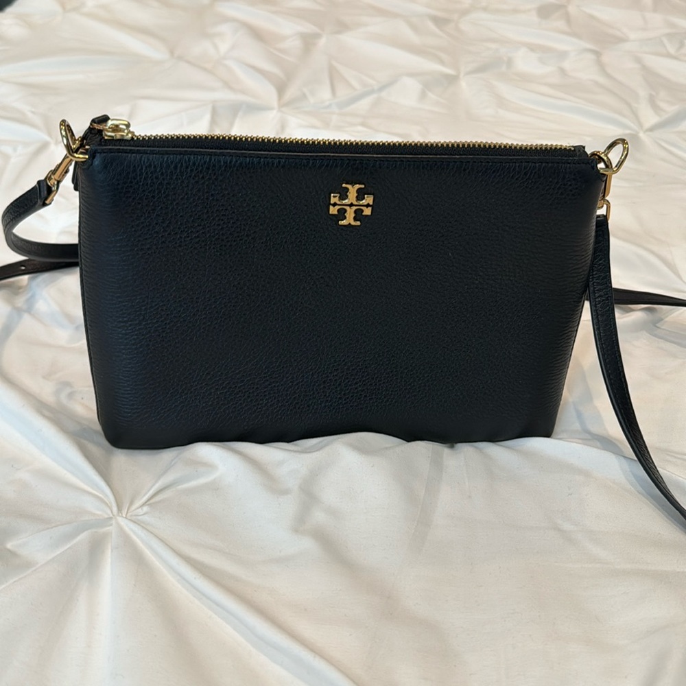 Tory Burch Pebbled Zip Crossboy bag in black.